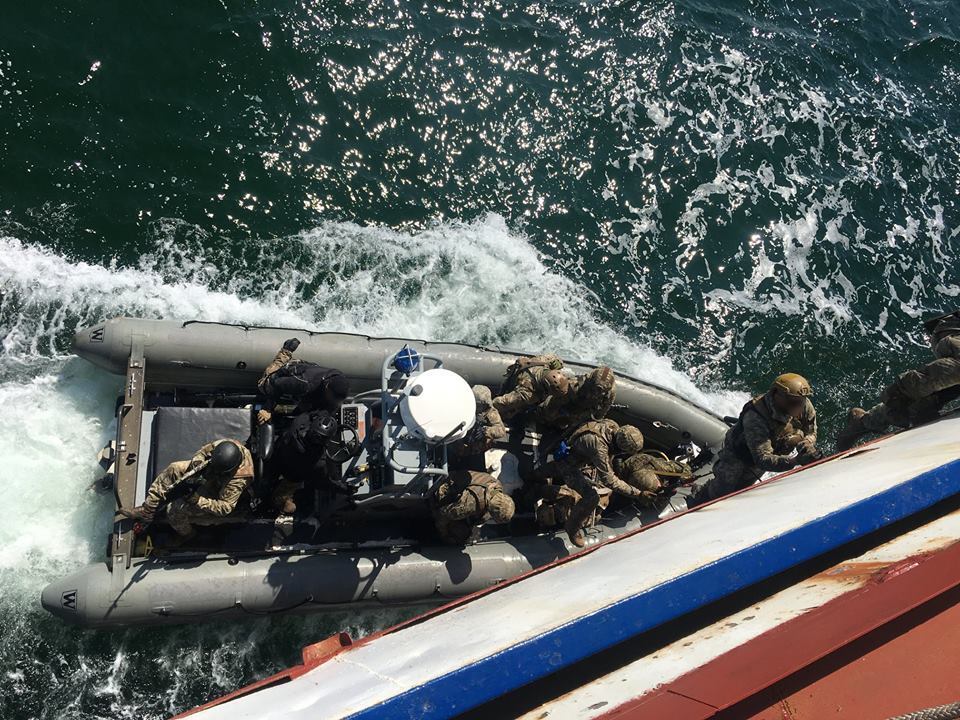 Украинские военные взяли на абордаж и захватили морское судно: мощный фоторепортаж