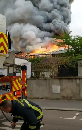 У Парижі спалахнула пожежа біля Версалю: перші відео з місця НП