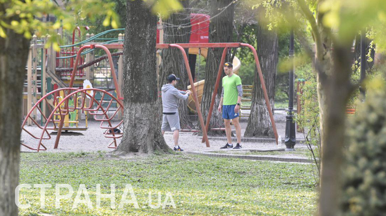 Зеленского засекли за зарядкой в парке: как шоумен держит себя в форме