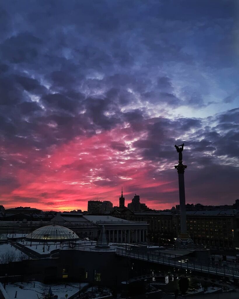 Як можна його не любити! У мережі показали неймовірні знімки заходу сонця у Києві