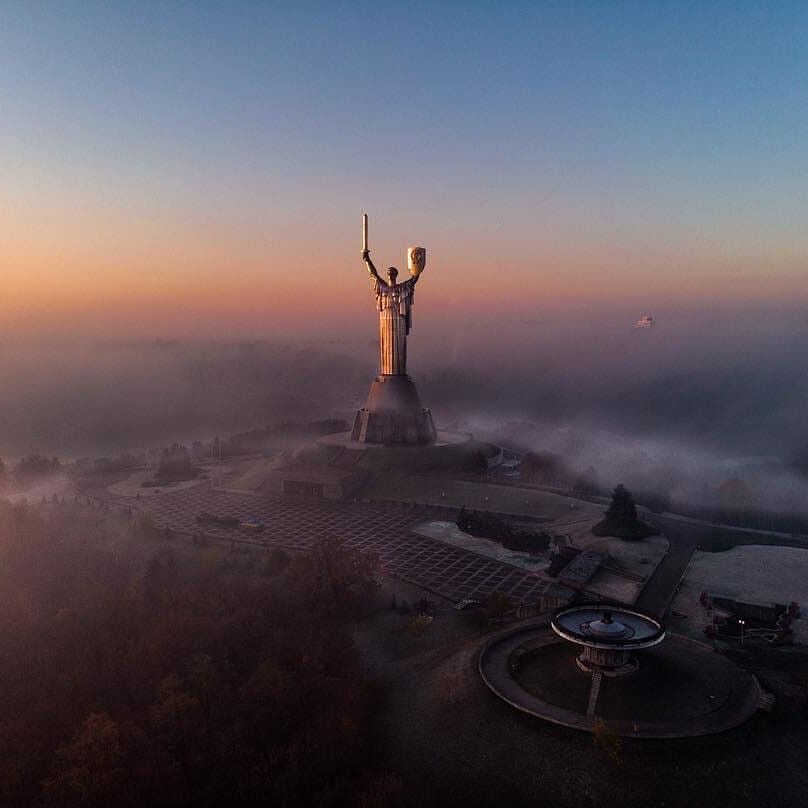 Как можно его не любить! В сети показали невероятные снимки заката в Киеве