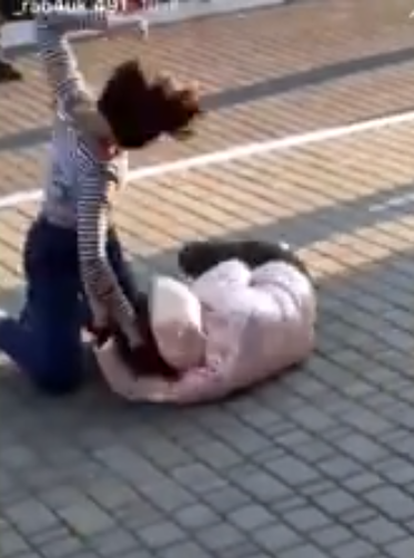 Добивала кулаками: жорстока бійка українських школярок потрапила на відео