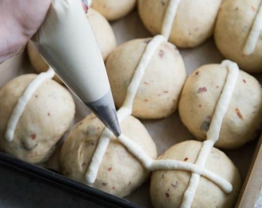 Не куличом единым: как приготовить вкусные пасхальные булочки