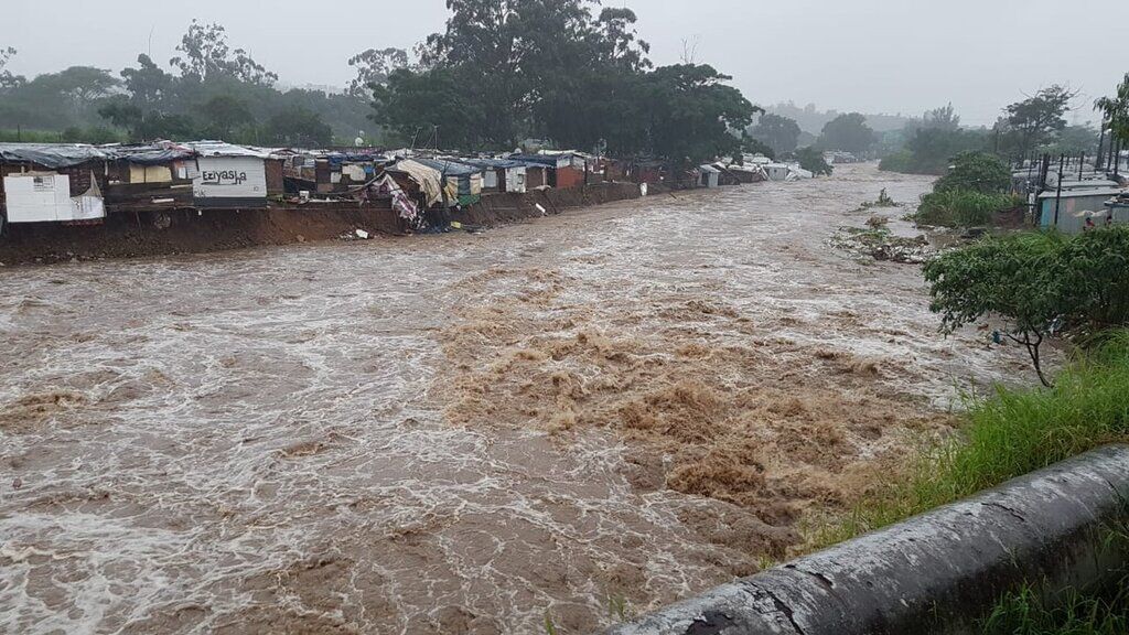 Потужна повінь у Південній Африці забрала життя 60 осіб: моторошні фото і відео стихії