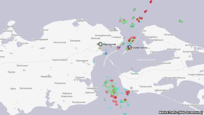 Керченский пролив заблокировала "пробка" из кораблей: фото и видео