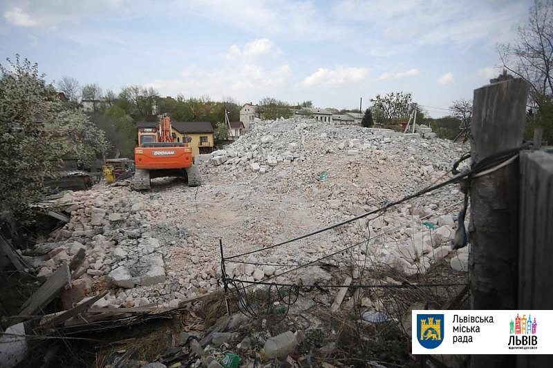 Знесення незаконної багатоповерхівки у Львові