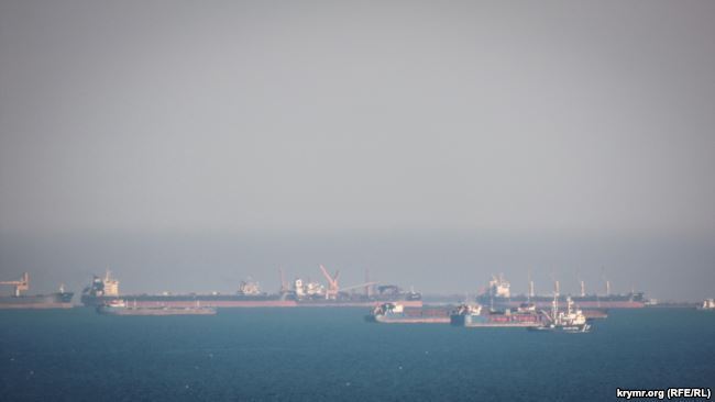 Керченский пролив заблокировала "пробка" из кораблей: фото и видео
