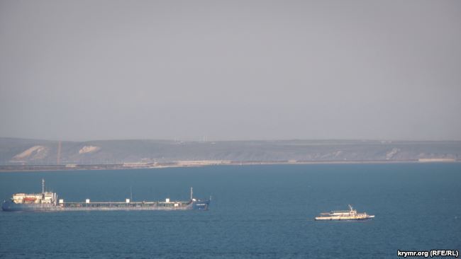 Керченську протоку заблокував "затор" з кораблів: фото і відео