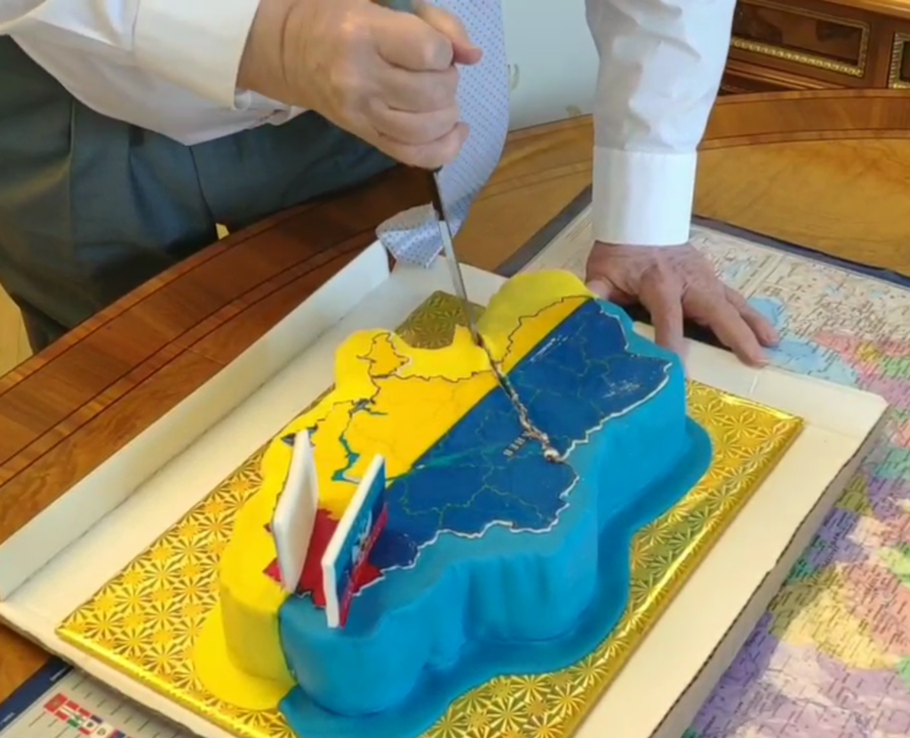 Жириновський ріже торт у вигляді карти України