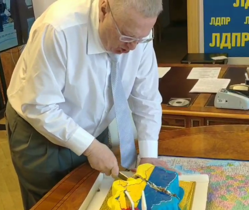 Жириновський ріже торт у вигляді карти України