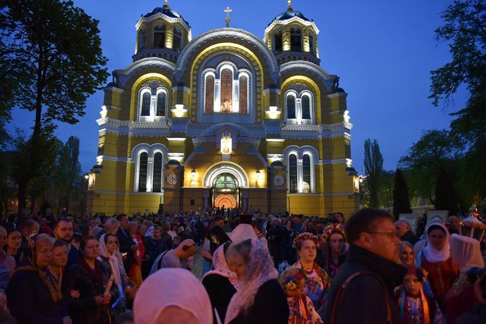 Благодатний вогонь прибув в Україну: перші деталі та відео