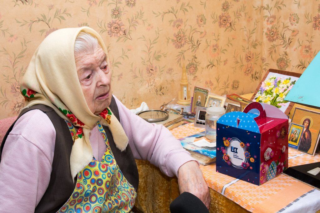 Літнім людям Донеччини вручили паски до Великодня