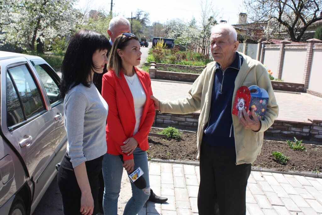 Літнім людям Донеччини вручили паски до Великодня