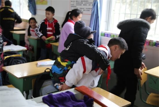 Школьник каждый день носит парализованного друга на учебу: вот их трогательная история