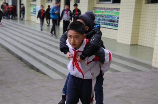 Школьник каждый день носит парализованного друга на учебу: вот их трогательная история