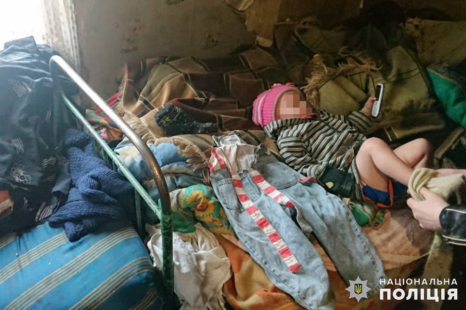 Жила в жутких условиях: на Луганщине спасли полуторагодовалого ребенка 