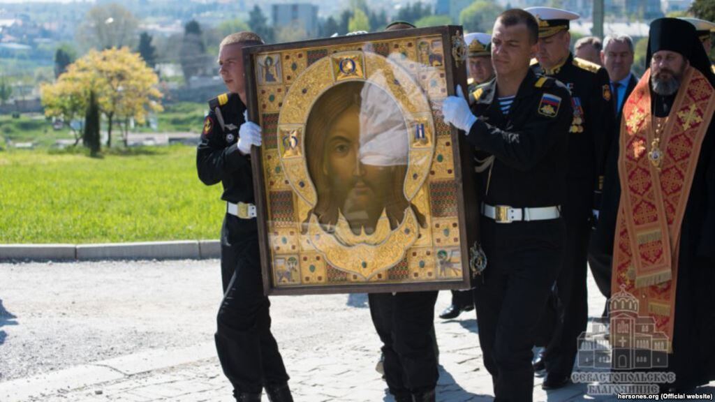 В окупований Крим привезли "бойову" ікону Путіна