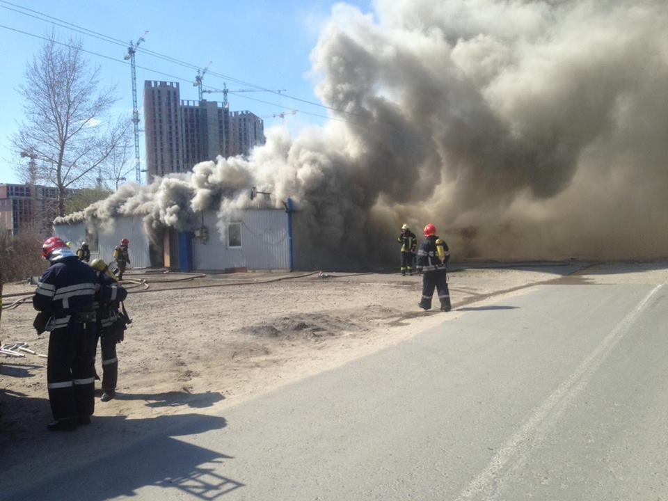У Києві спалахнула масштабна пожежа: подробиці та відео