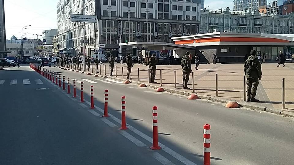 В Киеве над НСК "Олимпийский" поднялся столб дыма: первые фото 