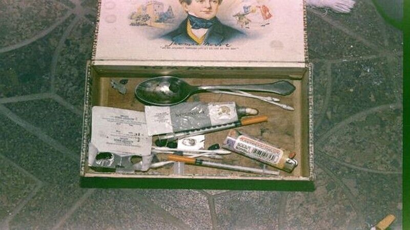 Особисті речі Курта Кобейна, виявлені поряд із тілом