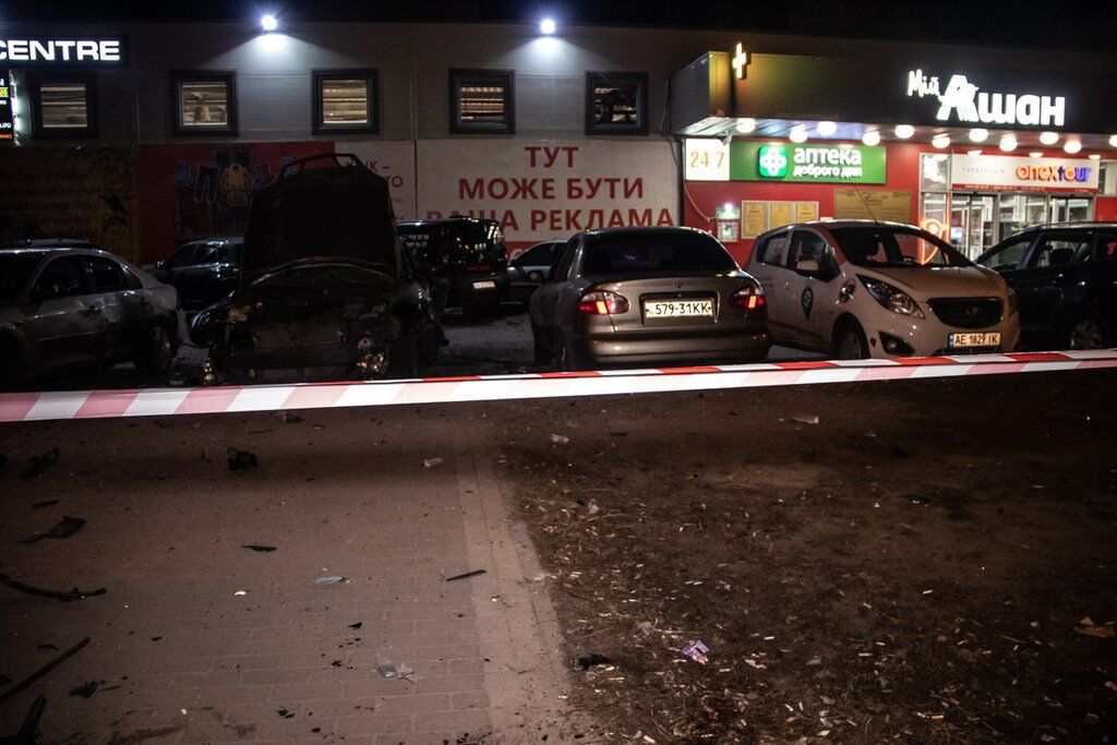 Відірвало кисть: у Києві на парковці вибухнуло авто. Фото і відео з місця НП