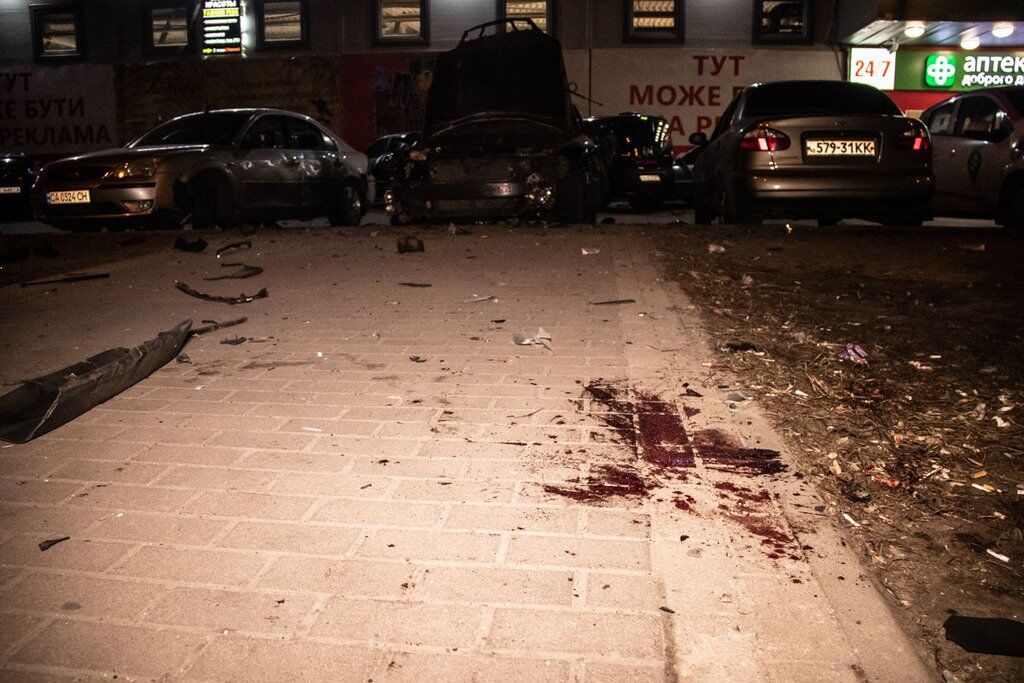 Оторвало кисть: в Киеве на парковке взорвалось авто. Фото и видео с места ЧП