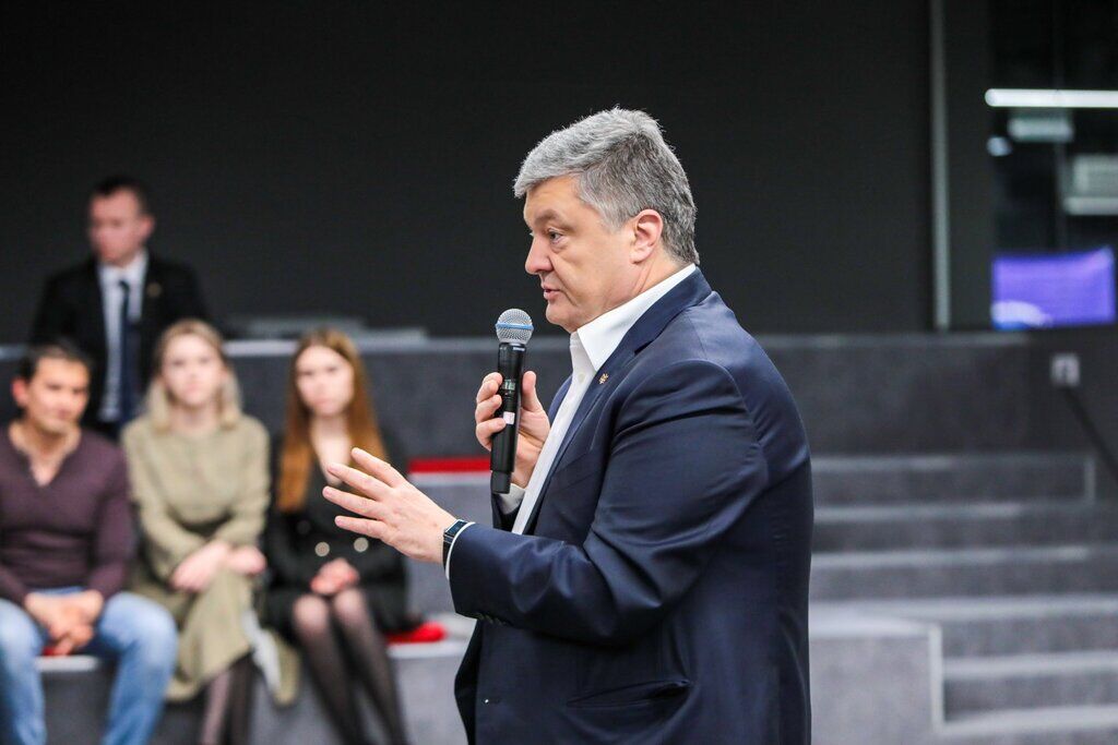 Петр Порошенко во время встречи с "блогерами-порохоботами"