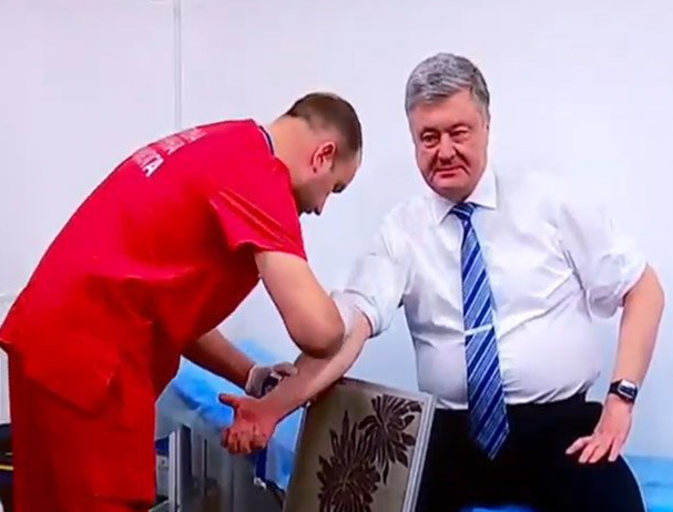 Петр Порошенко сдает анализ крови