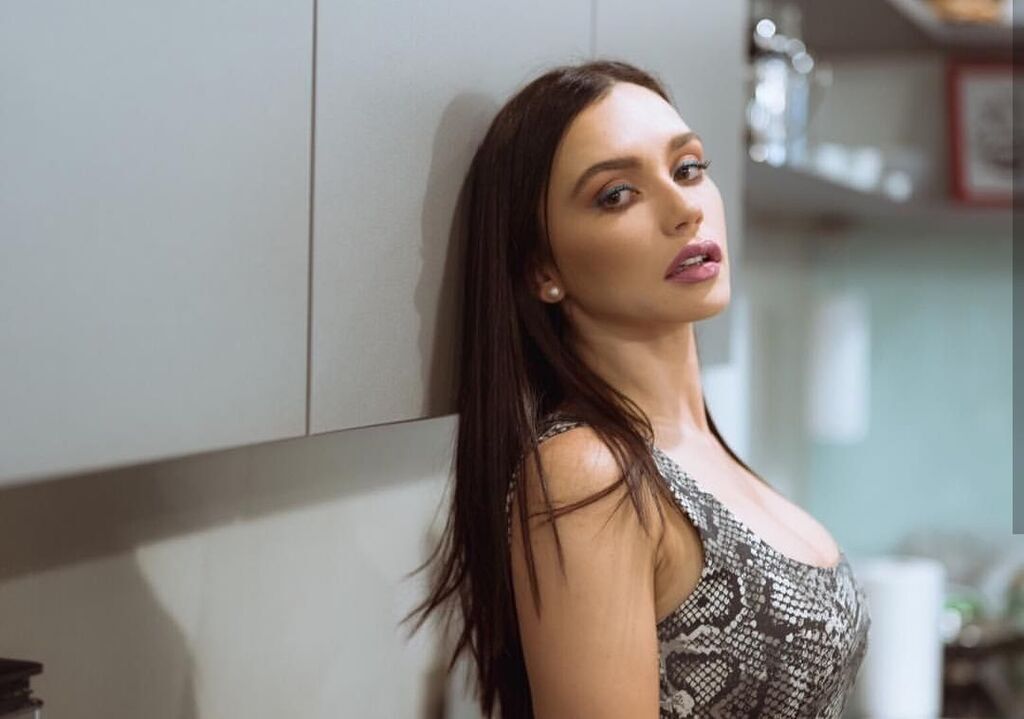 Популярная в РФ певица взбудоражила сеть фото в белье 