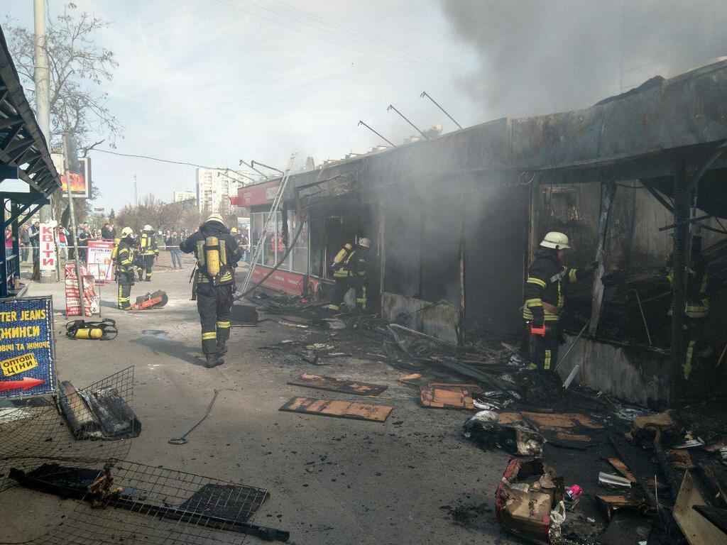 В Киеве вспыхнул масштабный пожар на рынке: первые подробности