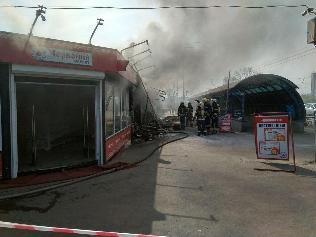 У Києві спалахнула масштабна пожежа на ринку: перші подробиці