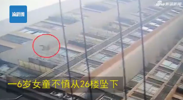 Неймовірно! У Китаї 6-річна дівчинка дивом вижила після падіння з 26 поверху. Відео