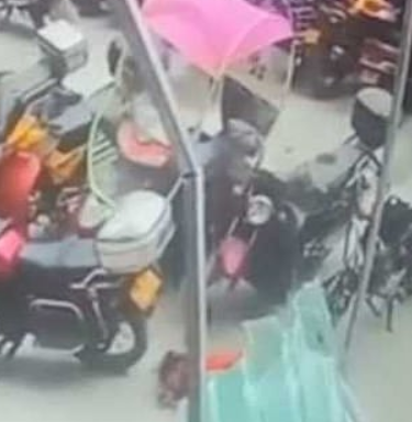 Невероятно! В Китае 6-летняя девочка чудом выжила после падения с 26 этажа. Видео