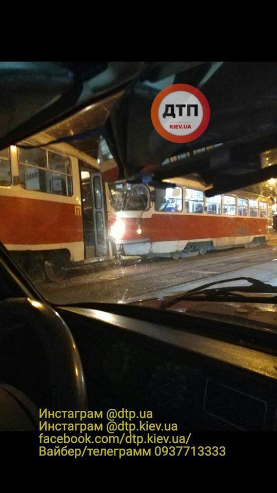 У Києві лоб у лоб зіткнулися трамваї: є постраждалі