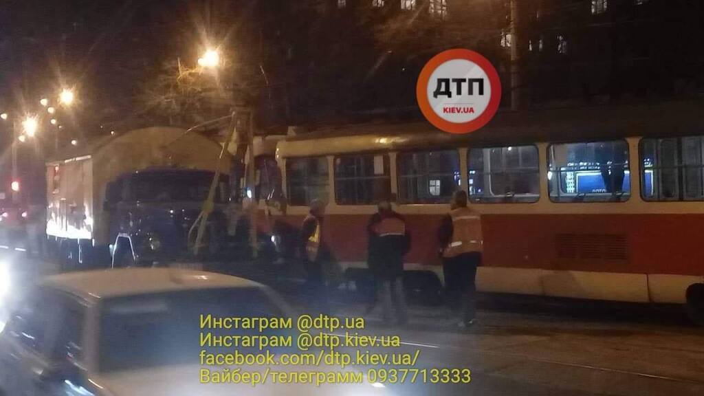 В Киеве лоб в лоб столкнулись трамваи: есть пострадавшие