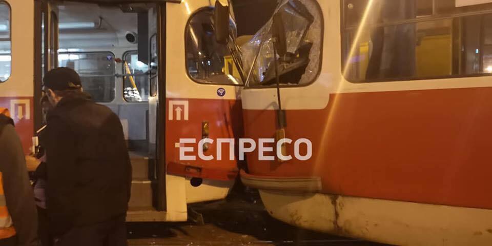 В Киеве лоб в лоб столкнулись трамваи: есть пострадавшие