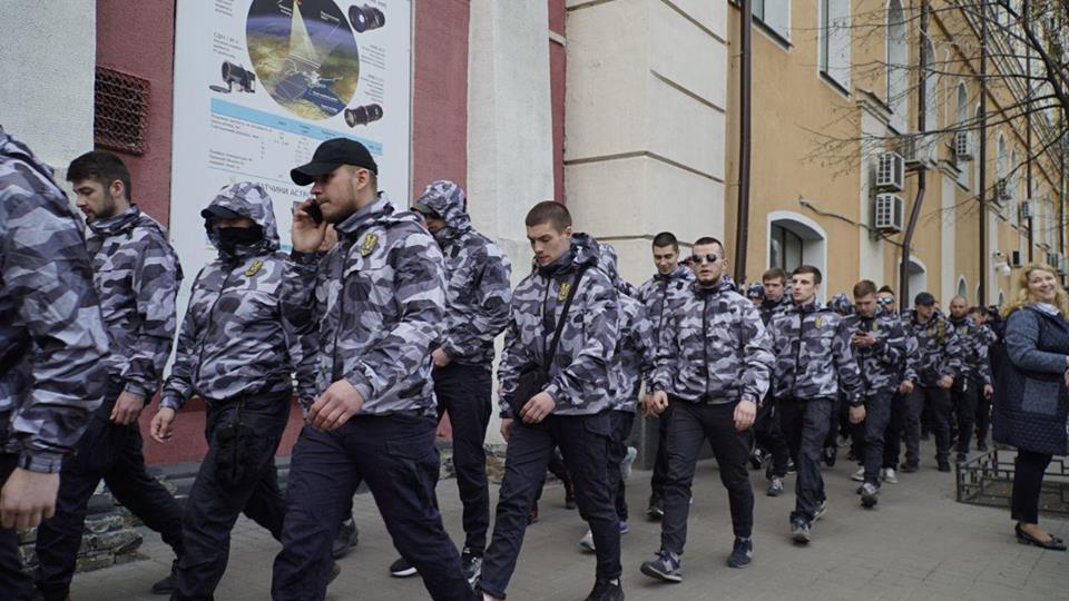 В центр Киева стянули силовиков, военных и медиков: движение частично ограничено