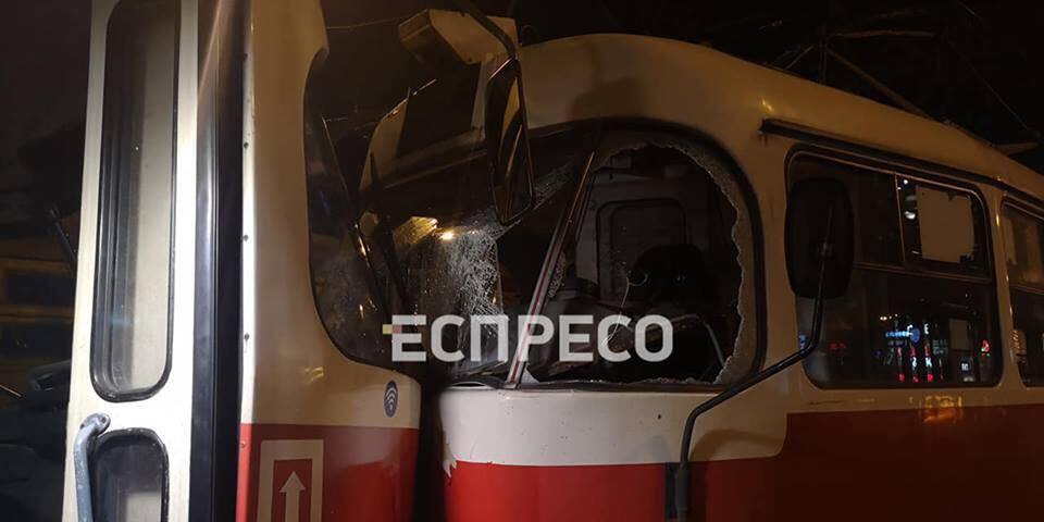 У Києві лоб у лоб зіткнулися трамваї: є постраждалі