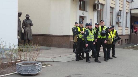 В центр Киева стянули силовиков, военных и медиков: движение частично ограничено