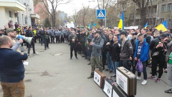 У центр Києва стягнули силовиків, військових і медиків: рух частково обмежений