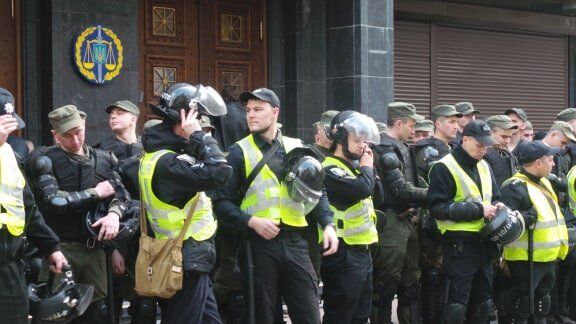 В центр Киева стянули силовиков, военных и медиков: движение частично ограничено