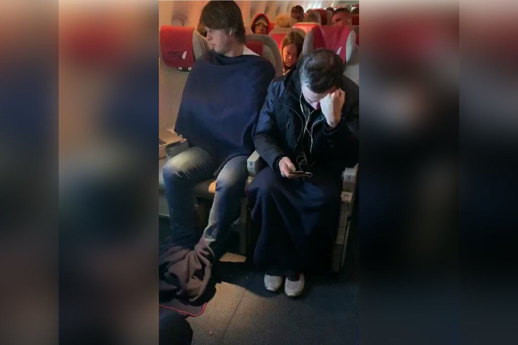 Російських туристів "заморозили" в літаку: як це трапилося