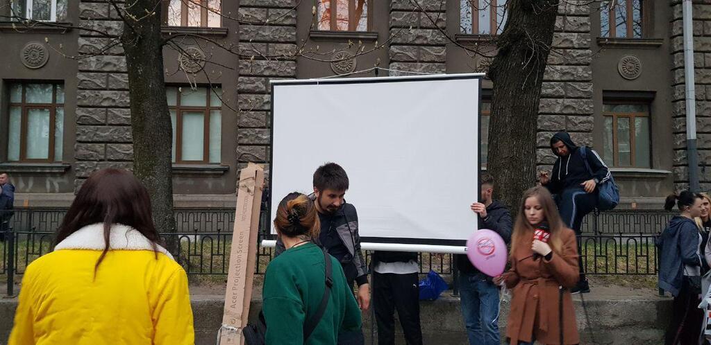 В центр Киева стянули силовиков, военных и медиков: движение частично ограничено