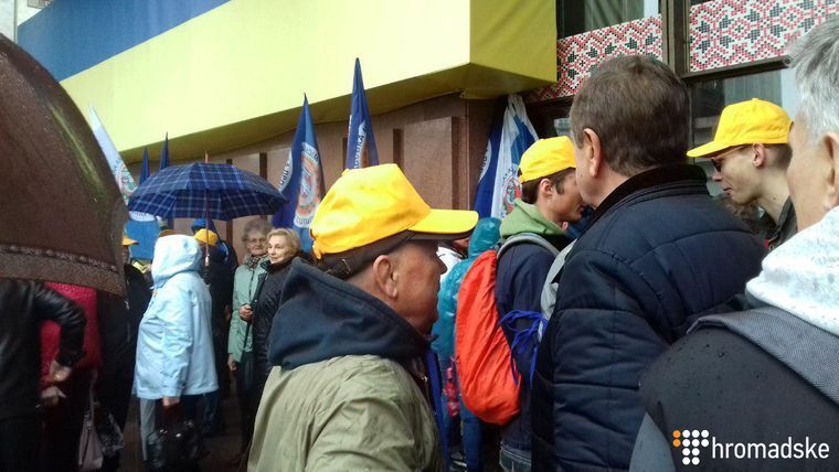 Україна відзначила 1 травня мітингами і зеленкою: подробиці і фото