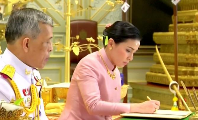 Король Таїланду одружився на своєму генералові: фото закоханих