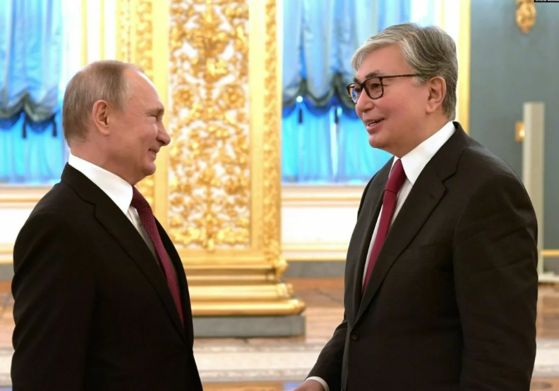 Президент Казахстану попався на невмілому фотошопі: ЗМІ у захваті