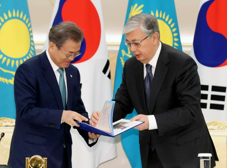 Президент Казахстана попался на неумелом фотошопе: СМИ в восторге