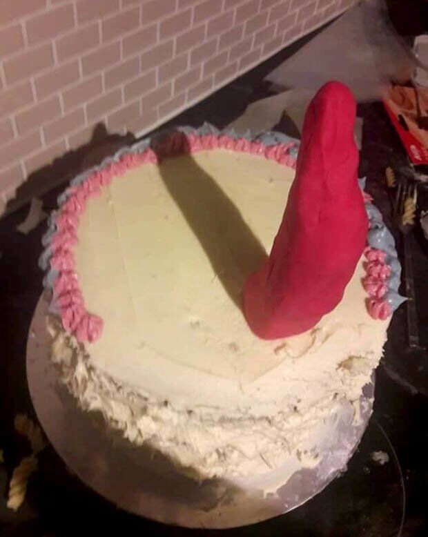 Женщина испекла праздничный торт и рассмешила гостей и соцсети