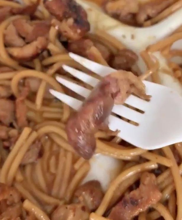 Женщина нашла в своем блюде крысу и шокировала сеть