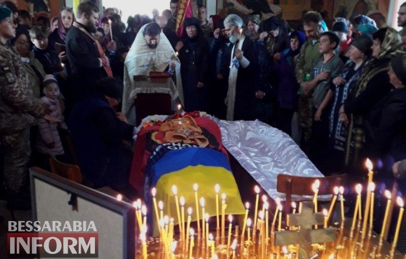 Встали на колени: на Одесщине попрощались с убитым морпехом "Дедом". Фото